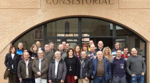 Los empleados homenajeados junto con los representantes municipales en la puerta del consistorio mendaviés. Los empleados homenajeados junto con los representantes municipales en la puerta del consistorio mendaviés.