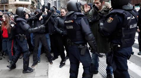 Incidentes en el Parlamento por los okupas Efectivos de la Policía Nacional disuelven una concentración que han llevado a cabo un centenar de jóvenes junto al Parlamento de Navarra donde han acudido para protestar por la intervención de la Policía Foral esta madrugada en el palacio del Marqués de Rozalejo.