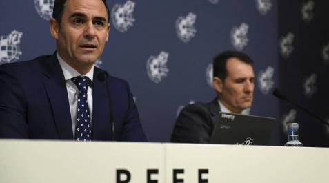 Carlos Clos Gómez y Velasco Carballo, durante la rueda de prensa en la Ciudad del Fútbol para hacer balance de la utilización del VAR. Carlos Clos Gómez y Velasco Carballo, durante la rueda de prensa en la Ciudad del Fútbol para hacer balance de la utilización del VAR.