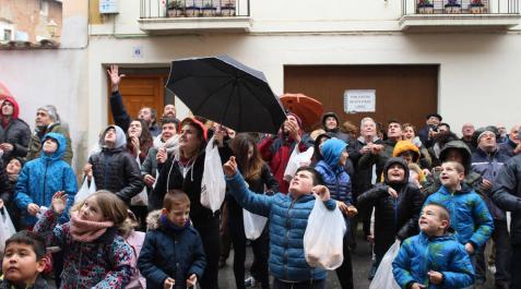 Lluvia de panes en Los Arcos para celebrar San Vicente Lluvia de panes en Los Arcos para celebrar San Vicente