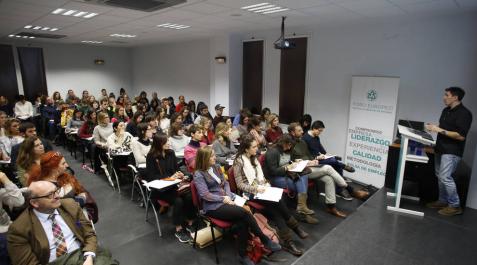 El maestro César Bona, ayer por la tarde en Foro Europeo (Cizur), ante más de 130 personas. El maestro César Bona, ayer por la tarde en Foro Europeo (Cizur), ante más de 130 personas.