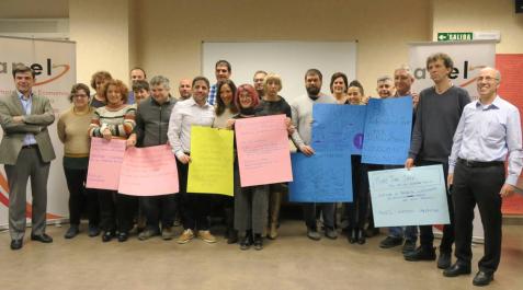 MICROCOOPERATIVAS DE ANEL EN 2018. De izda a dcha, primera fila, Ignacio Ugalde (presidente ANEL); la pamplonesa Andrea Elio Jabat (Iru Ziklo); Carmen Ester Cancer (albergue de Beire); Jesús Izco Urzáin (asesoría ASPI en Pitillas); los venezolanos Francisco Páez y Siremla Parra (Media Konnector); Sagrario Munarriz y Miren Agerri Nekotxea (estudio de danza Arkadia en Barañáin);
Gabriel Viscarret (Dateando); Arantxa Hernández (consultora IGUAL-AR); Patxi Cabanillas Nestar y Jamiro Wesit (BRC International Trade); Alberto Navascués Allue (More than Jazz) y Antonio Martinez de Bujanda (gerente ANEL). Detrás, Nati Tellechea, Felip Arague Mesana y Belén Buldain (Tierra, limpiezas ecológicas); el argentino Juan Fernández (graficas Brocos en Corella); Marino Zulet Gale (Aixa Autocaravaning) el venezolano Roberto Montesinos (Indiano cafés) y Arantza Zazpe Sota (Igual-Ar). MICROCOOPERATIVAS DE ANEL EN 2018. De izda a dcha, primera fila, Ignacio Ugalde (presidente ANEL); la pamplonesa Andrea Elio Jabat (Iru Ziklo); Carmen Ester Cancer (albergue de Beire); Jesús Izco Urzáin (asesoría ASPI en Pitillas); los venezolanos Francisco Páez y Siremla Parra (Media Konnector); Sagrario Munarriz y Miren Agerri Nekotxea (estudio de danza Arkadia en Barañáin);
Gabriel Viscarret (Dateando); Arantxa Hernández (consultora IGUAL-AR); Patxi Cabanillas Nestar y Jamiro Wesit (BRC International Trade); Alberto Navascués Allue (More than Jazz) y Antonio Martinez de Bujanda (gerente ANEL). Detrás, Nati Tellechea, Felip Arague Mesana y Belén Buldain (Tierra, limpiezas ecológicas); el argentino Juan Fernández (graficas Brocos en Corella); Marino Zulet Gale (Aixa Autocaravaning) el venezolano Roberto Montesinos (Indiano cafés) y Arantza Zazpe Sota (Igual-Ar).