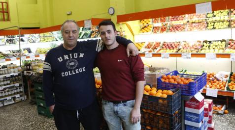 Jesús Remón San Bruno con su hijo Sergio Remón Piñar en su frutería Palacios. Jesús Remón San Bruno con su hijo Sergio Remón Piñar en su frutería Palacios.
