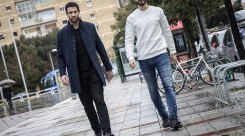 Iosu Goñi y Eduardo Gurbindo, ayer en Pamplona tras participar en el pasado Mundial de balonmano. Iosu Goñi y Eduardo Gurbindo, ayer en Pamplona tras participar en el pasado Mundial de balonmano.
