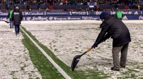 Osasuna protege El Sadar ante la previsión de frío y nieve Osasuna protege El Sadar ante la previsión de frío y nieve