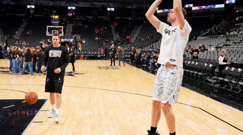 Pau Gasol y los hermanos Hernangómez saborean el triunfo Pau Gasol y los hermanos Hernangómez saborean el triunfo