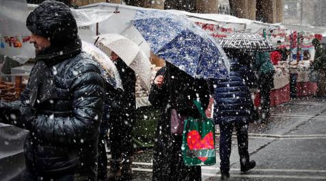 Animación en el mercadillo de San Blas de Pamplona, pese a la nieve y el frío Animación en el mercadillo de San Blas de Pamplona, pese a la nieve y el frío