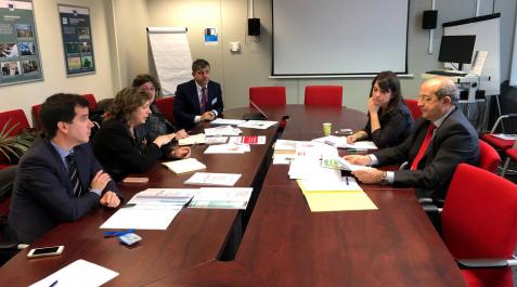 La consejera Elizalde y el director general Calleja, en un momento de la reunión, acompañados de Irujo, García Balaguer y Jorge Molina. La consejera Elizalde y el director general Calleja, en un momento de la reunión, acompañados de Irujo, García Balaguer y Jorge Molina.