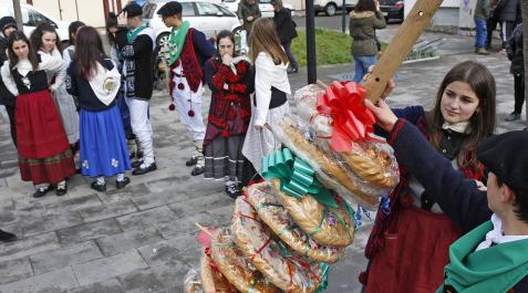 Tortas entre cuartos y quintos por Santa Águeda en Alsasua Tortas entre cuartos y quintos por Santa Águeda en Alsasua