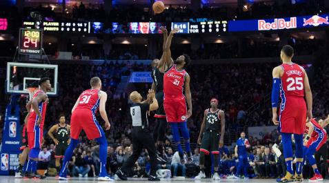 Joel Embiid y Serge Ibaka, en el salto inicial del partido entre los Sixers y Toronto. Joel Embiid y Serge Ibaka, en el salto inicial del partido entre los Sixers y Toronto.