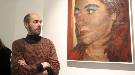 El artista Javier Artica Rubio posa junto a una de sus obras de la exposición Mecanismos de defensa en la galería Tournemire de Madrid. El artista Javier Artica Rubio posa junto a una de sus obras de la exposición Mecanismos de defensa en la galería Tournemire de Madrid.