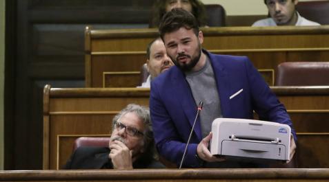 Los diputados de ERC en el Congreso Gabriel Rufián y Joan Tardà sentado, durante una sesión del congreso de los diputados. Los diputados de ERC en el Congreso Gabriel Rufián y Joan Tardà sentado, durante una sesión del congreso de los diputados.