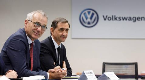 Andreas Tostmann, a la izquierda, junto a Emilio Sáenz, presidente de Volkswagen Navarra. Andreas Tostmann, a la izquierda, junto a Emilio Sáenz, presidente de Volkswagen Navarra.