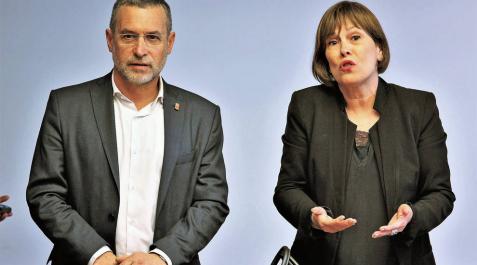 El consejero de Política Social, Empleo y Vivienda, Miguel Laparra, y la presidenta Uxue Barkos, en la comisión del Parlamento El consejero de Política Social, Empleo y Vivienda, Miguel Laparra, y la presidenta Uxue Barkos, en la comisión del Parlamento