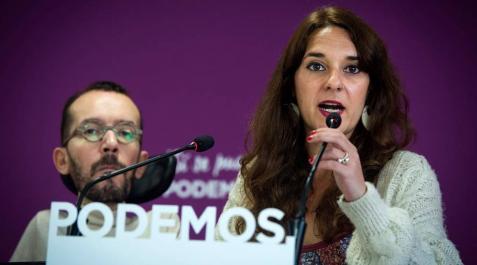 Podemos solicita a Pérez-Reverte que ceda su sitio en la RAE a una mujer Podemos solicita a Pérez-Reverte que ceda su sitio en la RAE a una mujer
