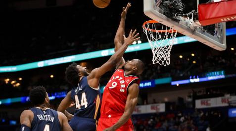 Ibaka bloquea al atacante de New Orleans Pelicans forward Solomon Hill. Ibaka bloquea al atacante de New Orleans Pelicans forward Solomon Hill.