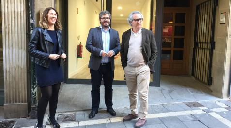 Los dirigentes de Ciudadanos Navarra Ruth Goñi, Fran Hervías, Carlos Pérez-Nievas, frente a la sede del partido en la calle Calceteros de Pamplona. Los dirigentes de Ciudadanos Navarra Ruth Goñi, Fran Hervías, Carlos Pérez-Nievas, frente a la sede del partido en la calle Calceteros de Pamplona.