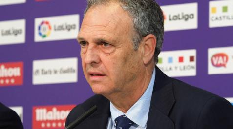 Caparrós anuncia que tiene leucemia crónica y que seguirá entrenando al Sevilla Caparrós anuncia que tiene leucemia crónica y que seguirá entrenando al Sevilla