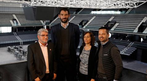 El presidente de la Federación Española de Baloncesto, Jorge Garbajosa (2i), acompañado de la consejera de Cultura, Deporte y Juventud del Ejecutivo foral, Ana Herrera, del director de Navarra Arena, Moncho Urdiáin (d) y del directivo de la Federación Navarra de Baloncesto, José Javier Echeverría (i), en el Navarra Arena. El presidente de la Federación Española de Baloncesto, Jorge Garbajosa (2i), acompañado de la consejera de Cultura, Deporte y Juventud del Ejecutivo foral, Ana Herrera, del director de Navarra Arena, Moncho Urdiáin (d) y del directivo de la Federación Navarra de Baloncesto, José Javier Echeverría (i), en el Navarra Arena.