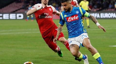 Monreal disputa un balón a Lorenzo. Monreal disputa un balón a Lorenzo.