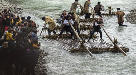 Celebración del Día de la Almadía 2018 con el tradicional descenso por el Esca con la presencia de dos almadieras.