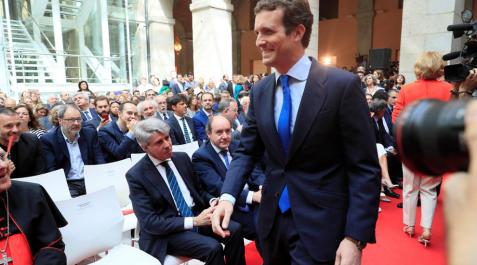 Casado evita saludar a Garrido en los actos por el 2 de mayo Casado evita saludar a Garrido en los actos por el 2 de mayo