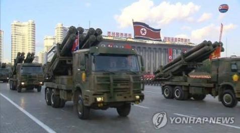 Cohetes de 300-mm en un desfile en la capital de Corea del Norte, Pyongyang. Cohetes de 300-mm en un desfile en la capital de Corea del Norte, Pyongyang.