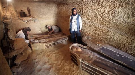 Arqueólogos egiptos trabajan en las tumba halladas en el desierto de Guiza. Arqueólogos egiptos trabajan en las tumba halladas en el desierto de Guiza.
