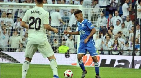 Antonio Otegui, con la camiseta del Melilla, en el partido frente al Real Madrid en el Bernabéu. Antonio Otegui, con la camiseta del Melilla, en el partido frente al Real Madrid en el Bernabéu.
