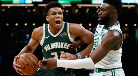 Antetokounmpo, frente a Jaylen Brown. Antetokounmpo, frente a Jaylen Brown.