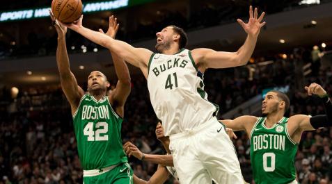 Mirotic disputa el rebote a Al Horford. Mirotic disputa el rebote a Al Horford.