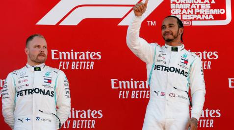 El piloto británico de Mercedes, Lewis Hamilton, celebra en el podio de Montmeló su victoria ante Bottas El piloto británico de Mercedes, Lewis Hamilton, celebra en el podio de Montmeló su victoria ante Bottas