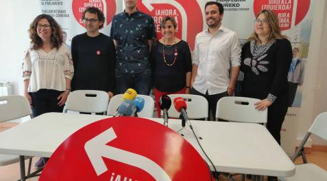 Alberto Garzón en una rueda de prensa en Pamplona junto a candidatos de I-E al Parlamento foral
