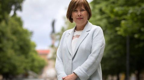 La presidenta foral y aspirante de Geroa Bai a la reelección, Uxue Barkos, posa en el Paseo Sarasate de Pamplona. La presidenta foral y aspirante de Geroa Bai a la reelección, Uxue Barkos, posa en el Paseo Sarasate de Pamplona.