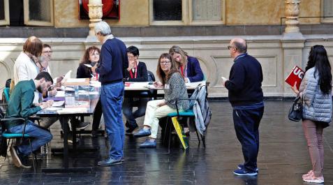 Electores hacen cola para emitir su voto en el Instituto Navarro de Administración Pública. Electores hacen cola para emitir su voto en el Instituto Navarro de Administración Pública.