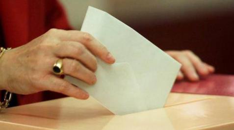 Una votante introduce su voto en la urna. Una votante introduce su voto en la urna.