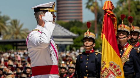 Los reyes presiden en Sevilla un desfile de las Fuerzas Armadas multitudinario Los reyes presiden en Sevilla un desfile de las Fuerzas Armadas multitudinario
