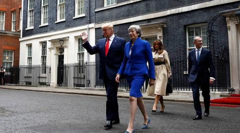 Trump y Theresa May salen del 10 de Downing Street acompañados de sus cónyuges. Trump y Theresa May salen del 10 de Downing Street acompañados de sus cónyuges.