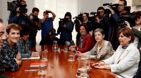 La secretaria general del PSN, María Chivite (i), y la presidenta de Navarra y líder de Geroa Bai, Uxue Barkos, en el inicio de la reunión. La secretaria general del PSN, María Chivite (i), y la presidenta de Navarra y líder de Geroa Bai, Uxue Barkos, en el inicio de la reunión.