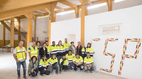 Participantes en el programa de Empleo Social Protegido, ante la nueva sede que han creado bajo las gradas de la plaza de toros de Tudela. Participantes en el programa de Empleo Social Protegido, ante la nueva sede que han creado bajo las gradas de la plaza de toros de Tudela.