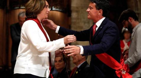 Ada Colau y Manuel Valls se abrazan tras el nombramiento de la primera como alcaldesa de Barcelona. Ada Colau y Manuel Valls se abrazan tras el nombramiento de la primera como alcaldesa de Barcelona.