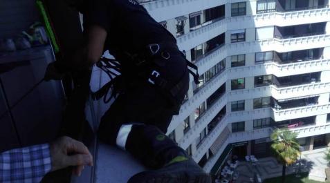 Un bombero, en la ventana de la mujer en la calle Abejeras. Un bombero, en la ventana de la mujer en la calle Abejeras.