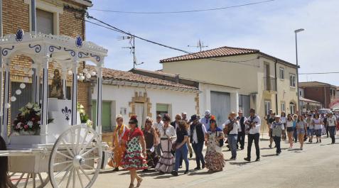 La Virgen siendo transportada a la laguna seguida de todos los asistentes a la fiesta. La Virgen siendo transportada a la laguna seguida de todos los asistentes a la fiesta.