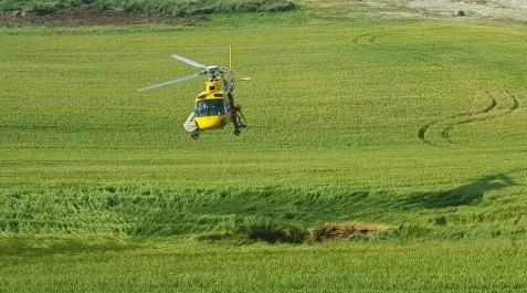 Descubren un socavón de 12 metros de profundidad en un campo de Esparza de Galar Descubren un socavón de 12 metros de profundidad en un campo de Esparza de Galar