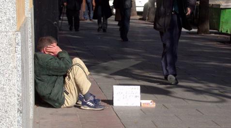 Una persona pide dinero en la calle. Una persona pide dinero en la calle.