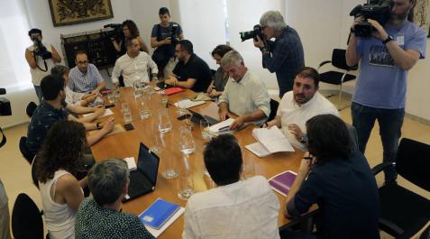 El PSN se situó ayer en la cabecera de la mesa, con Geroa Bai a uno de los lados e I-E y Podemos, al otro. El PSN se situó ayer en la cabecera de la mesa, con Geroa Bai a uno de los lados e I-E y Podemos, al otro.