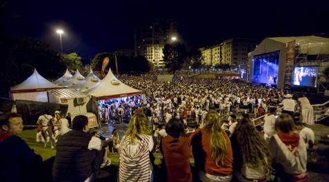 Conciertos de Los Lucians y Amaya Arboniés en la Plaza de los Fueros Conciertos de Los Lucians y Amaya Arboniés en la Plaza de los Fueros