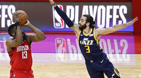 Ricky Rubio intenta taponar el tiro de Harden. Ricky Rubio intenta taponar el tiro de Harden.
