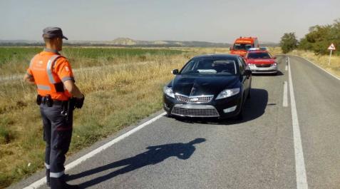 La Policía Foral, junto al vehículo. La Policía Foral, junto al vehículo.