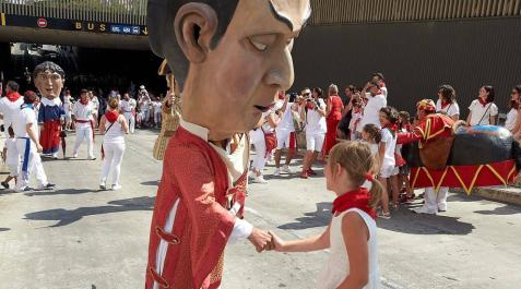 Salida de la Comparsa de Gigantes y Cabezudos del día 6 de julio Los Gigantes y los Cabezudos hicieron las delicias de los menores, y no tan menores, en el inicio de los Sanfermines 2019.